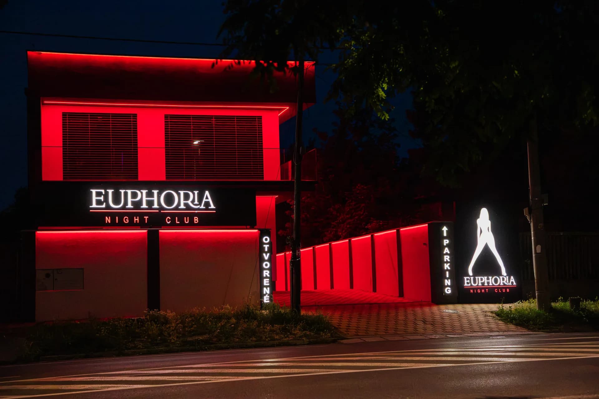 Budova Euphoria Night Club v Šamoríne v noci s červeným neónovým osvetlením