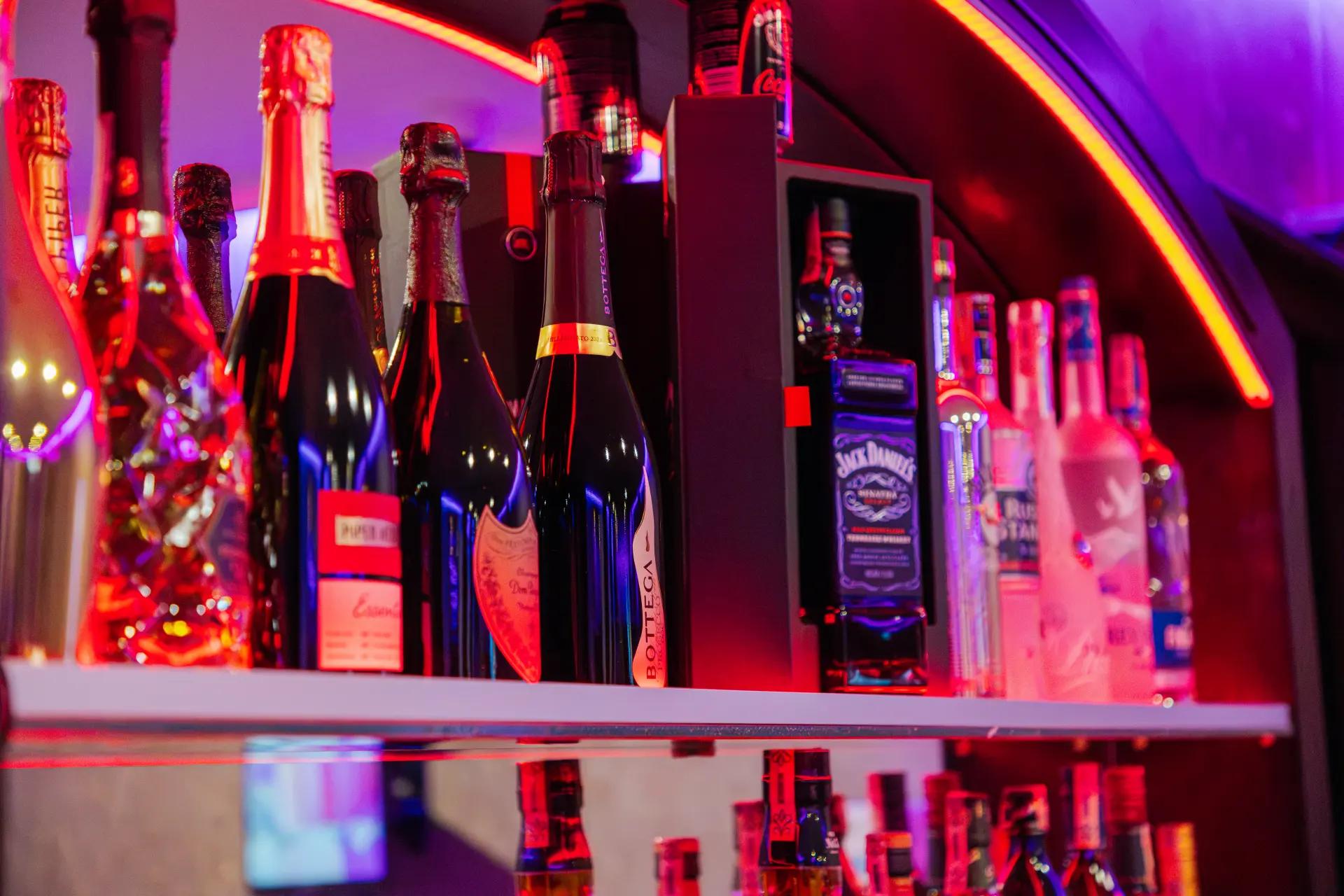Bar des Euphoria — Flaschen in rotem Licht