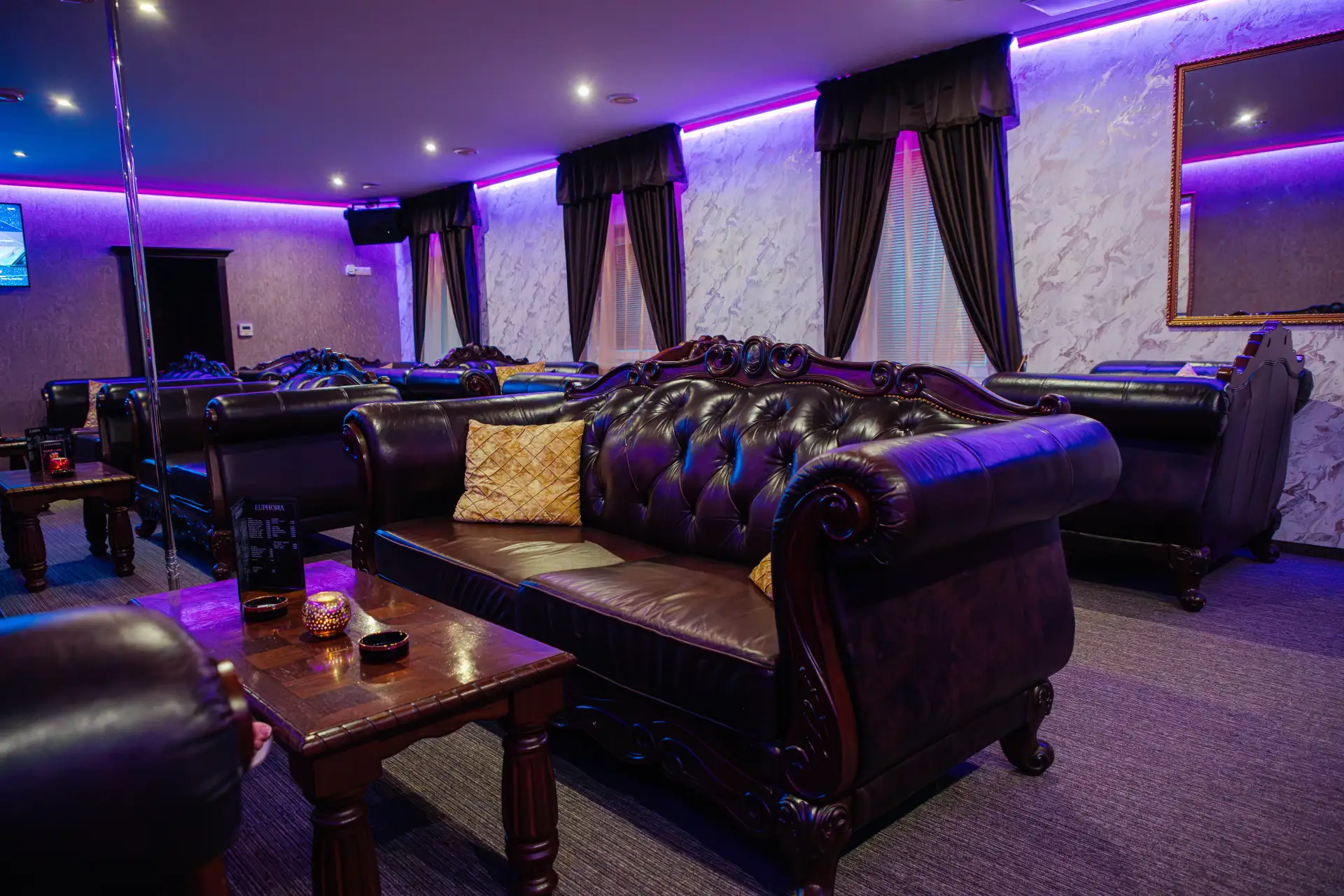 Chesterfield sedačky v lounge pri zatiahnutých závesoch